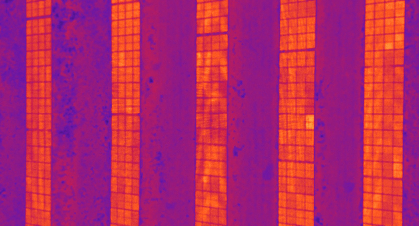 Termowizja paneli fotowoltaicznych — ten sam kadr, mapa termiczna