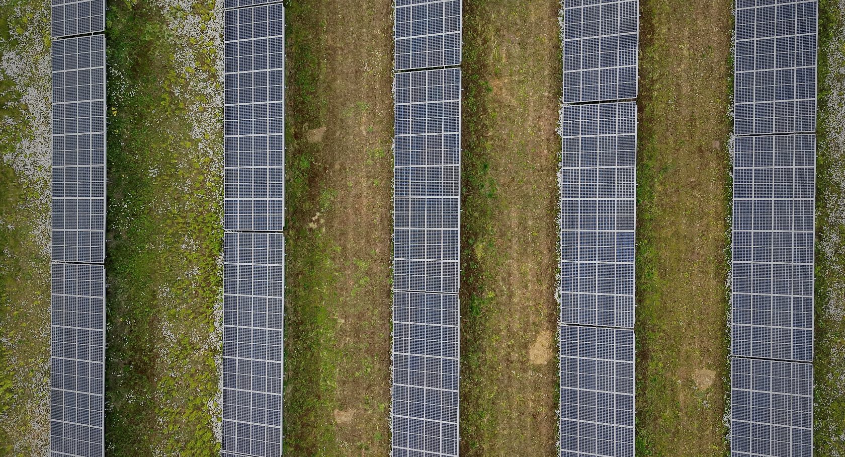 Inspekcja farmy fotowoltaicznej dronem — obraz RGB
