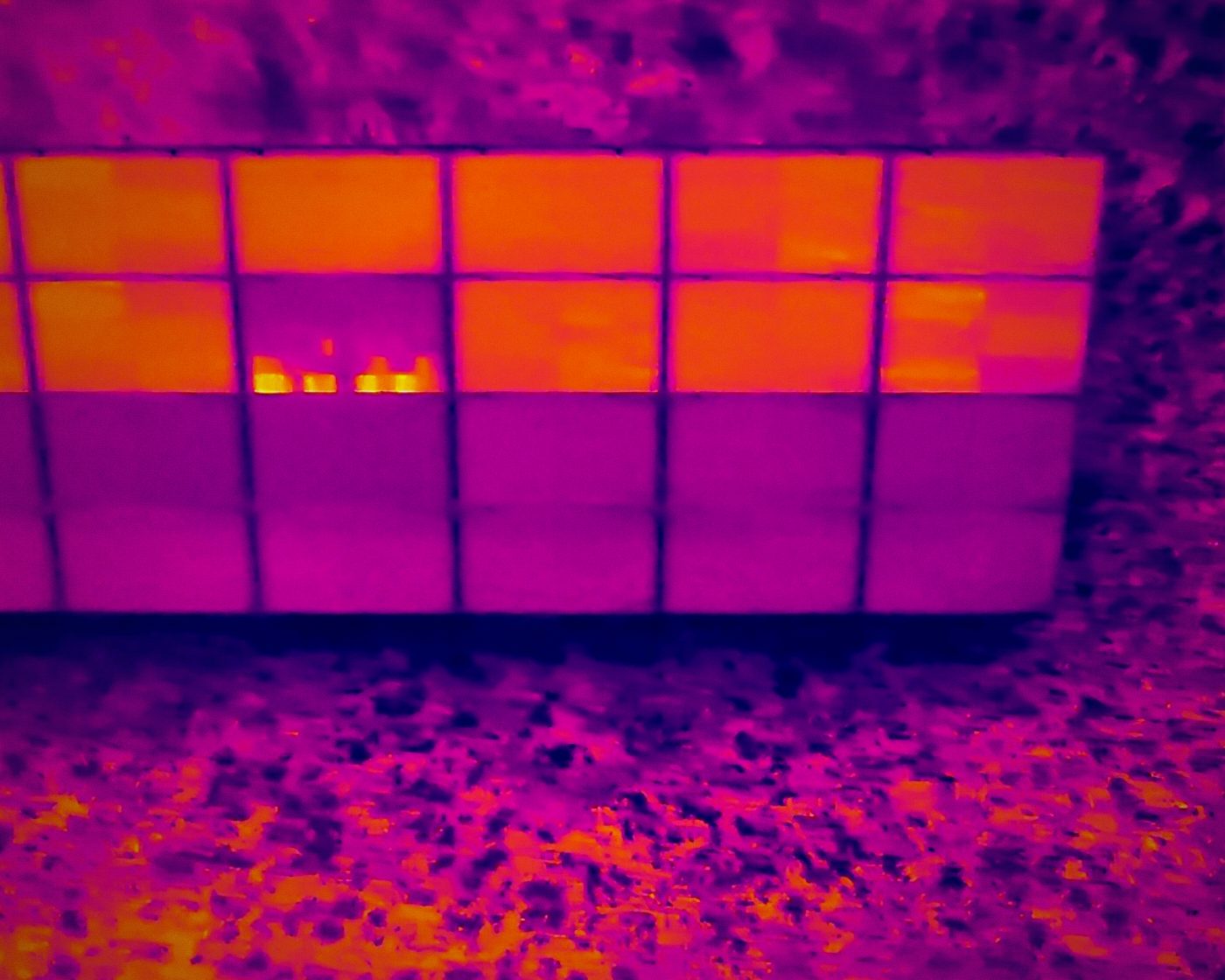 Termogram — hotspot modułu fotowoltaicznego wykryty z drona